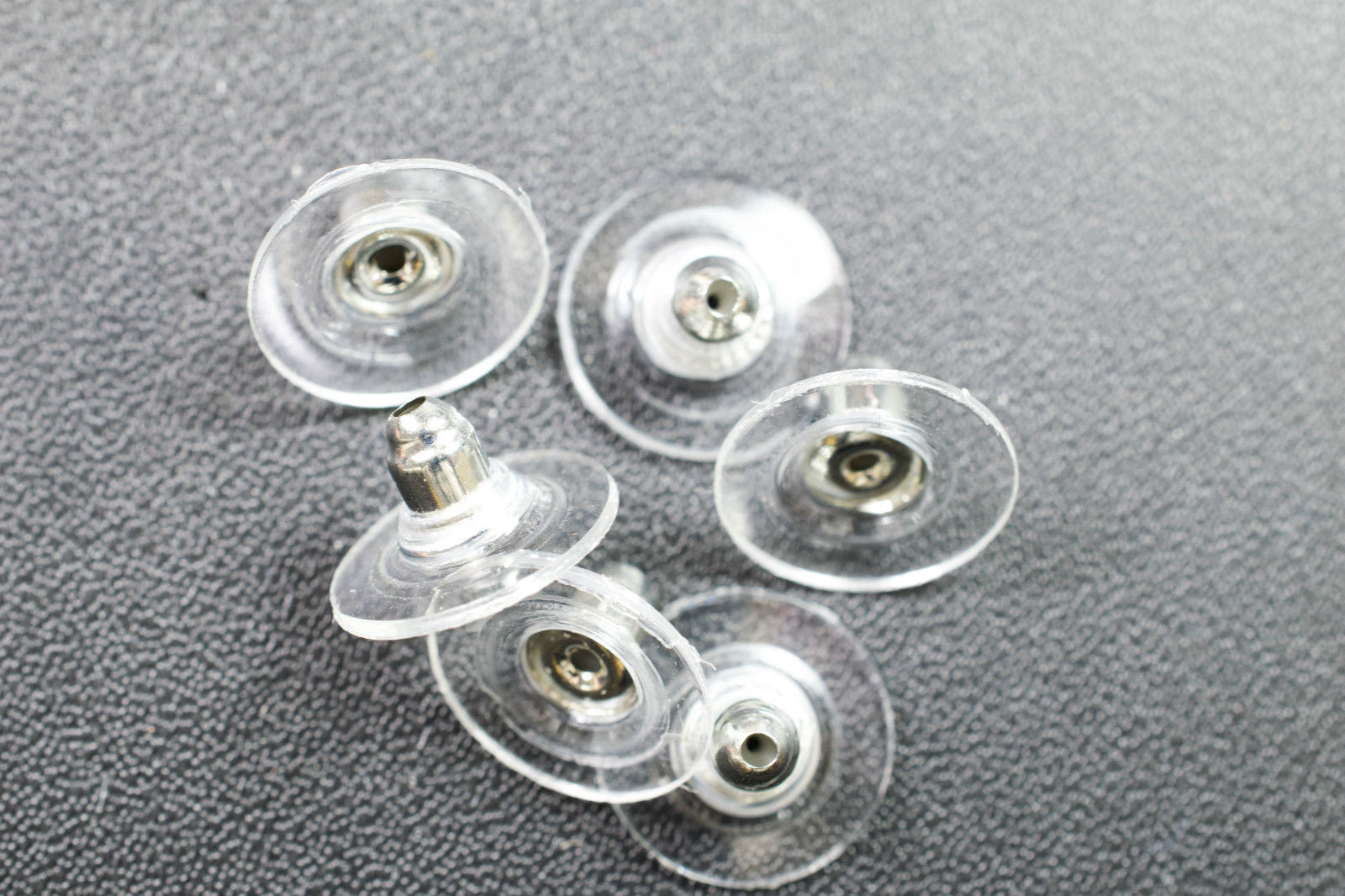 10 Ohrstecker mit Andrückschale aus Silikon in 4 mm Durchmesser versilbert